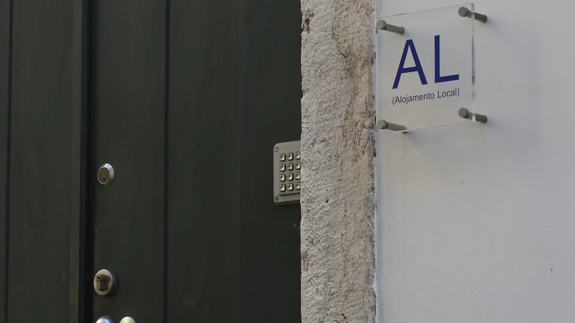 
                    Funchal. Aprovada suspensão de licenças de AL em prédios de habitação
                