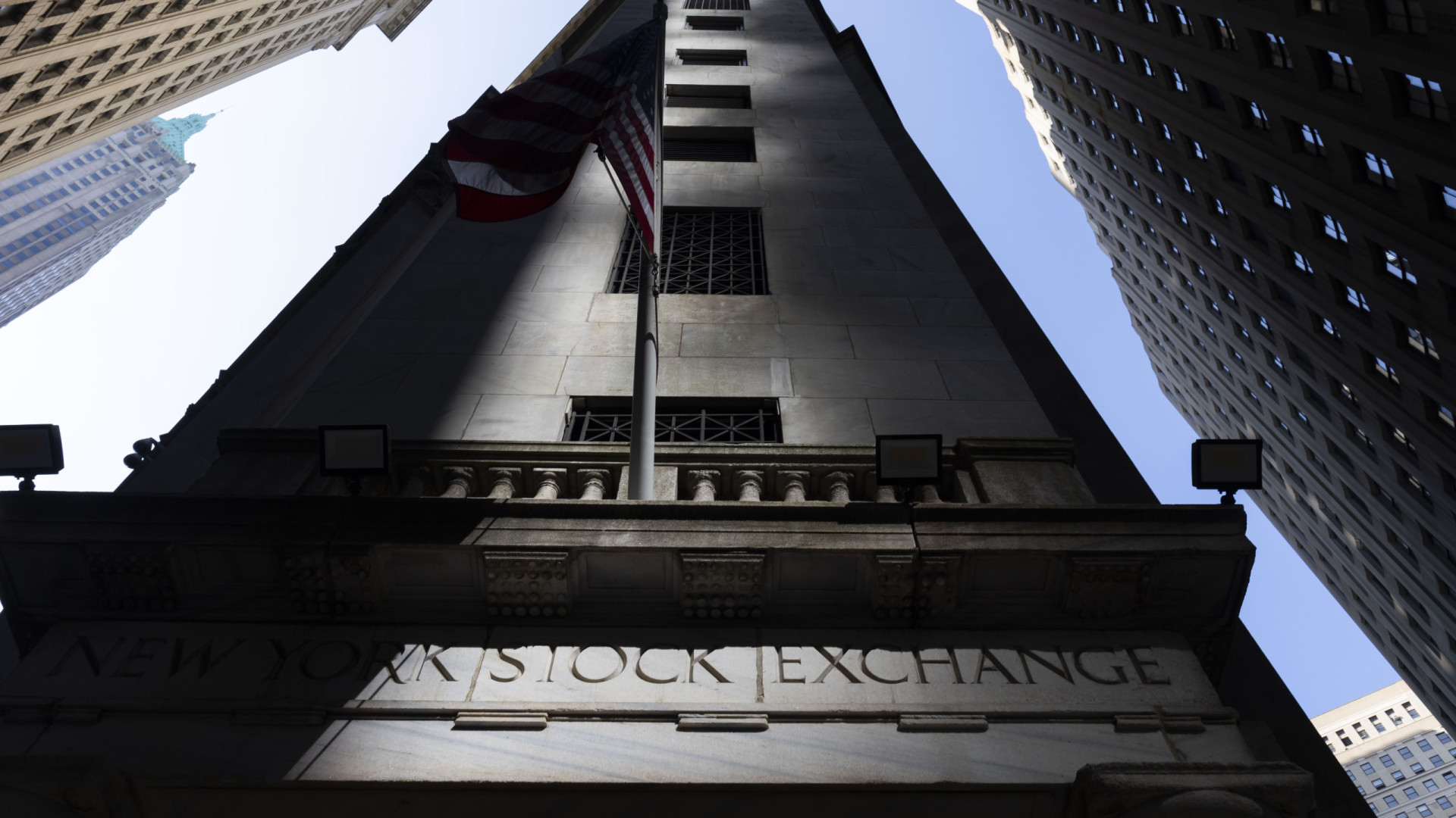 Wall Street cai com números do emprego e Trump despede dirigente