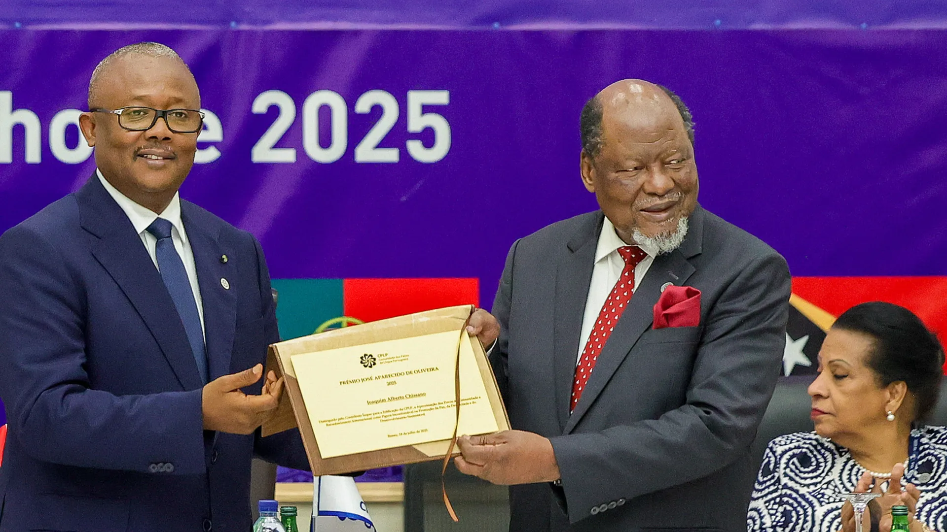 
                    Guiné-Bissau: Antigos Presidentes moçambicanos apelam a diálogo para paz
                