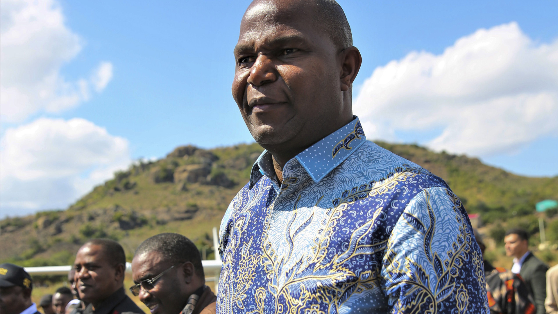 Tratores para transporte só onde não se pode construir estradas em Moçambique