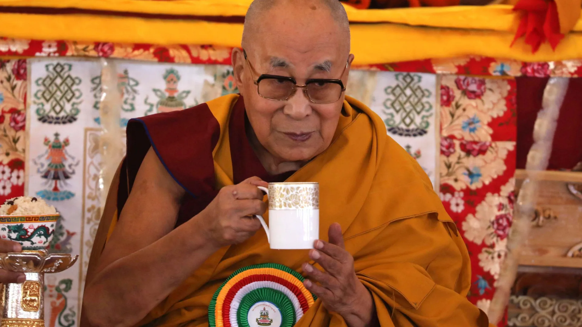 
                    Dalai Lama nega ligações com Epstein após nome aparecer em arquivos
                