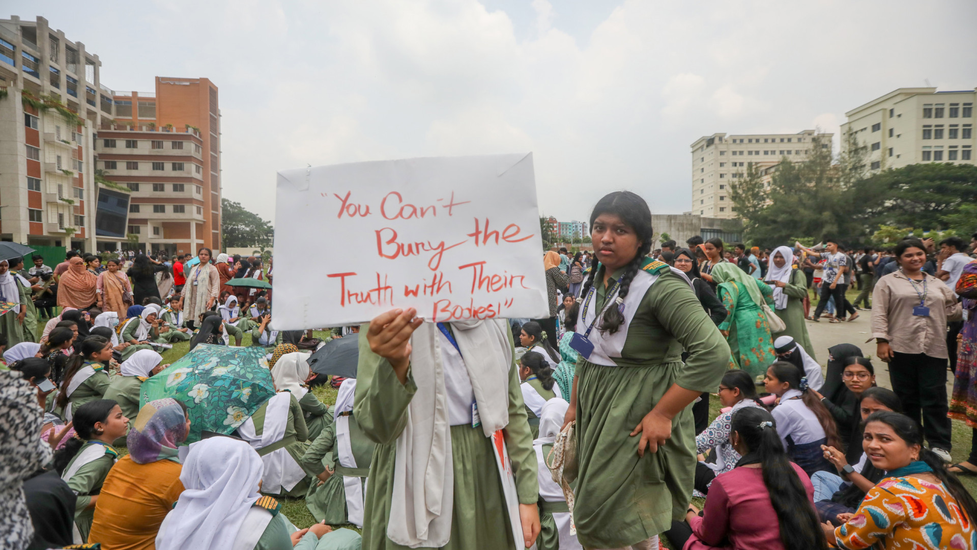 Protestos no Bangladesh depois de queda de avião numa escola