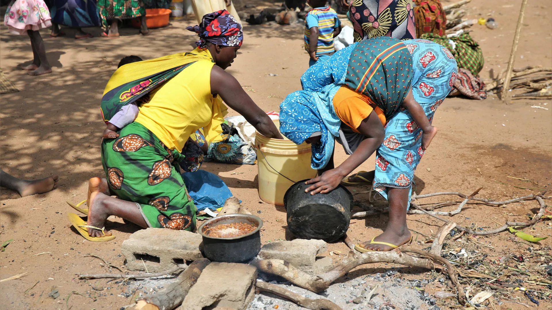 
                    Camponeses abandonam campos agrícolas por medo de rebeldes em Meluco
                
