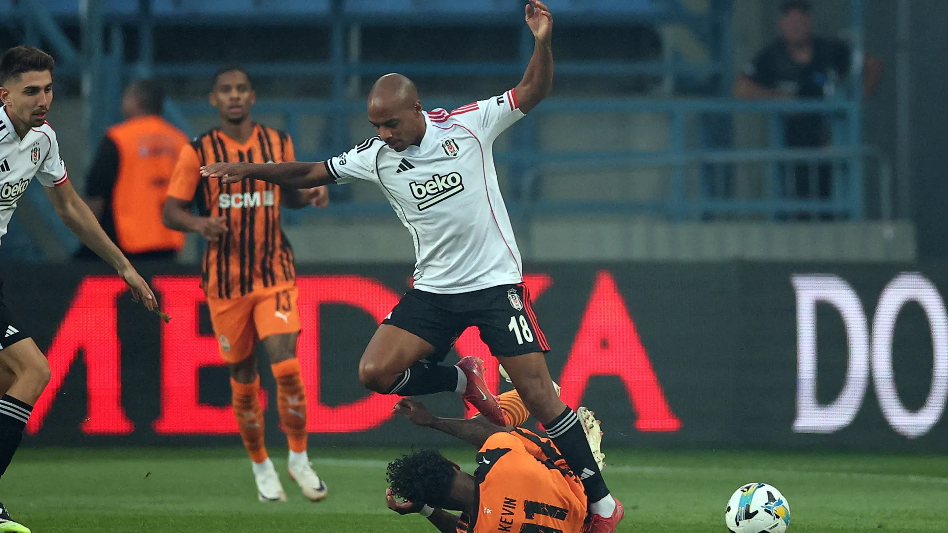 
                    Oficial: João Mário emprestado pelo Besiktas ao AEK Atenas
                
