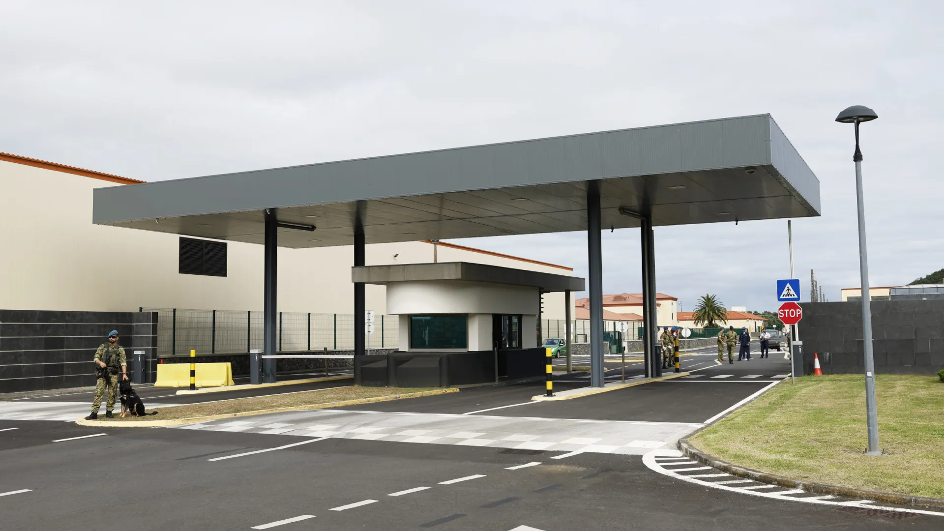 
                    Trabalhadores das Lajes podem pedir adiantamento de salários na 2.ª-feira
                