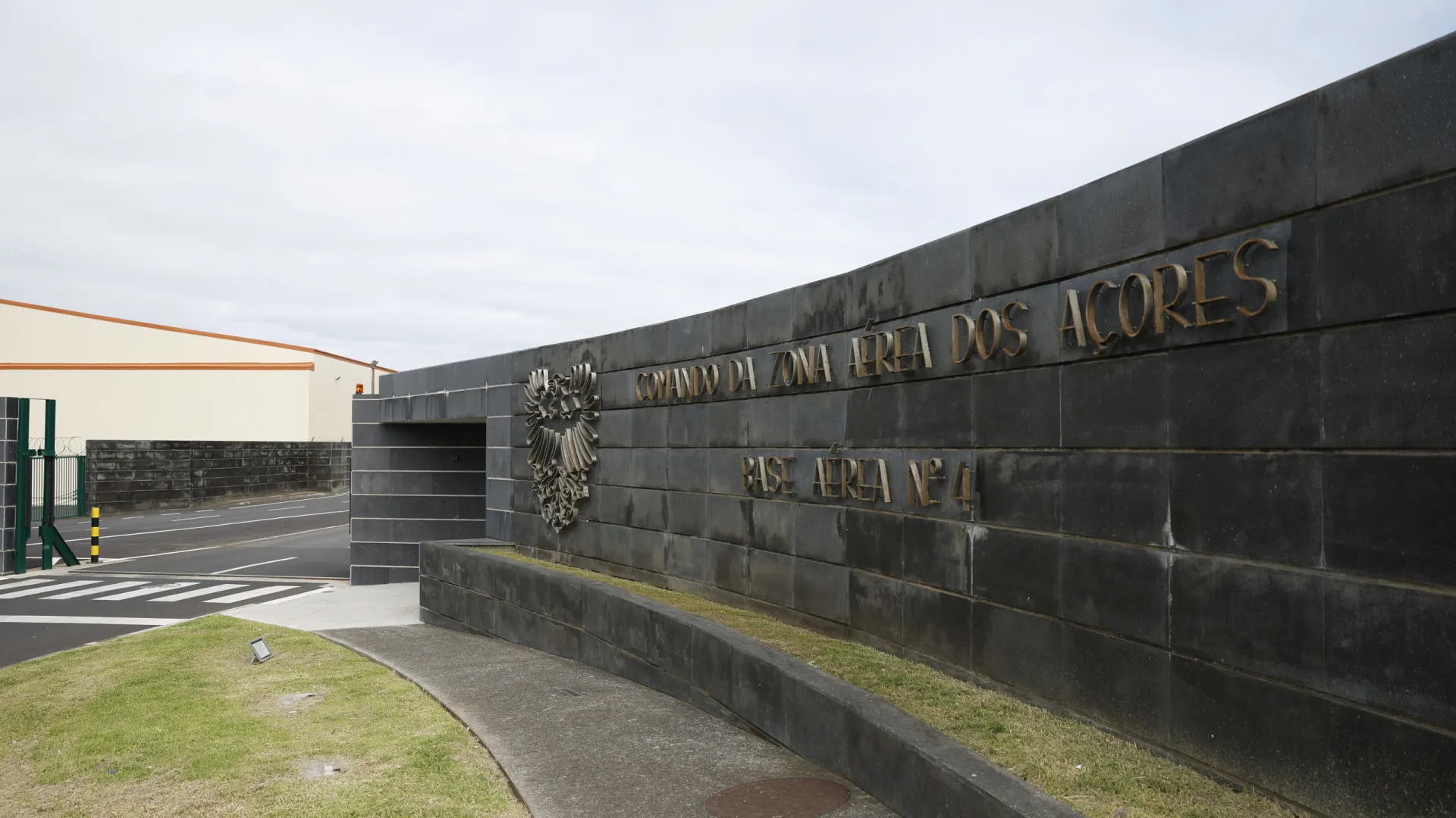 
                    Açores avançam com 1,2 milhões para pagar salários em atraso nas Lajes
                