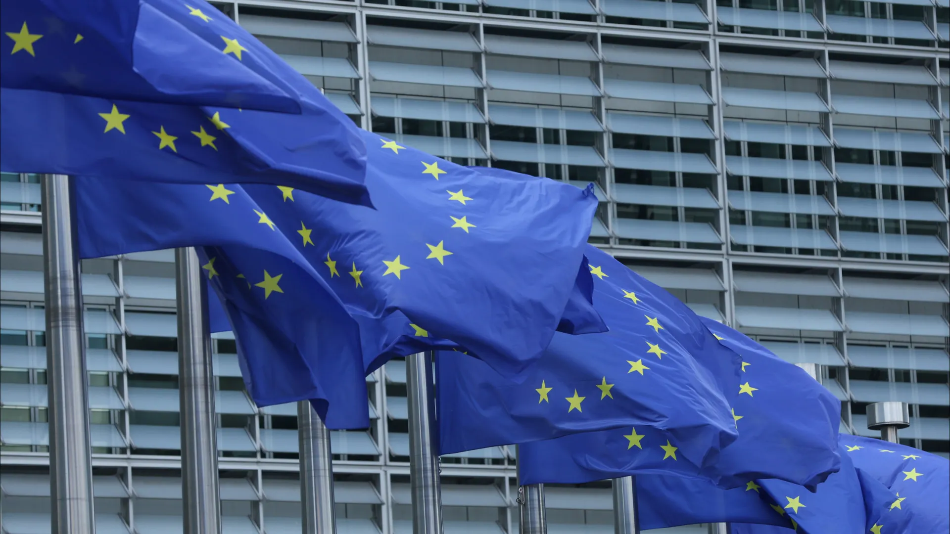 
                    UE aprova reafetação de fundos de coesão a novas prioridades como defesa
                