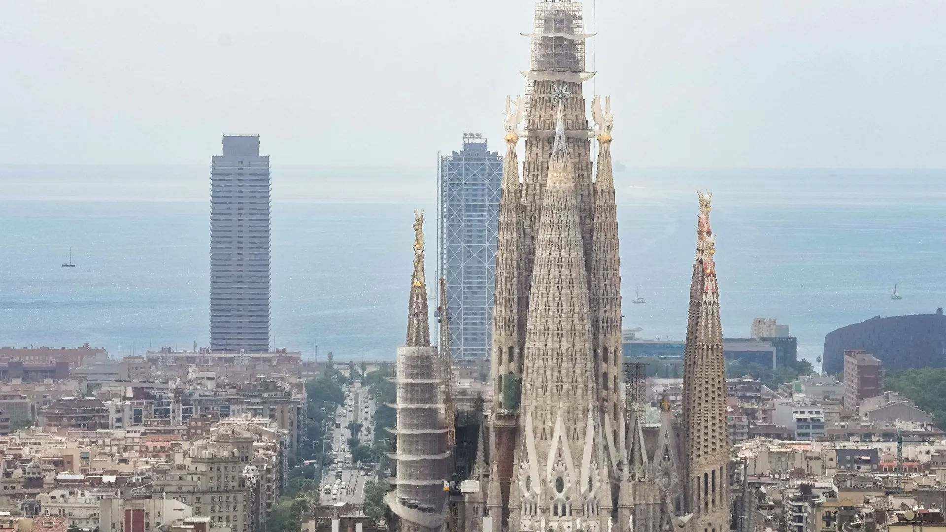 
                    Ativistas climáticas lançam tinta contra Basílica da Sagrada Família
                
