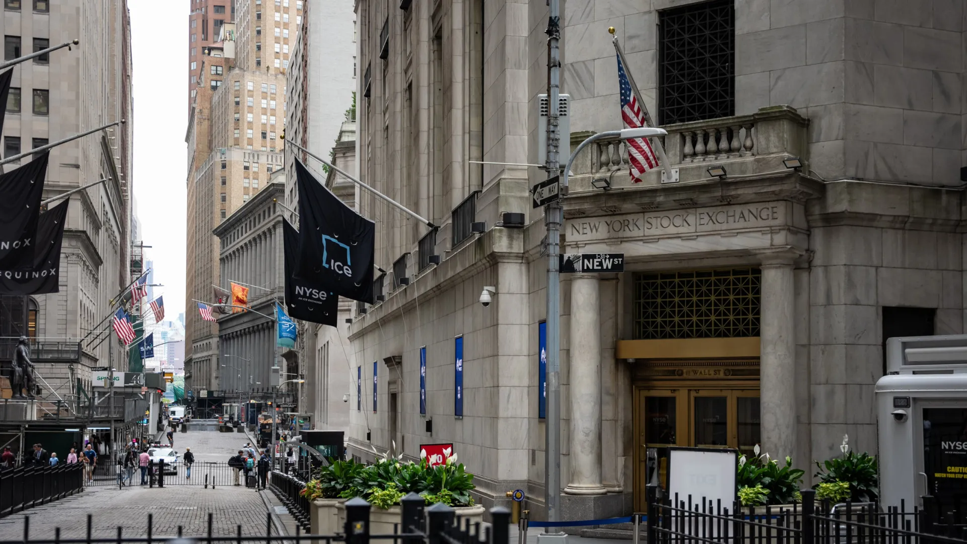 
                    Wall Street fecha em baixa perante contestação judicial das taxas
                