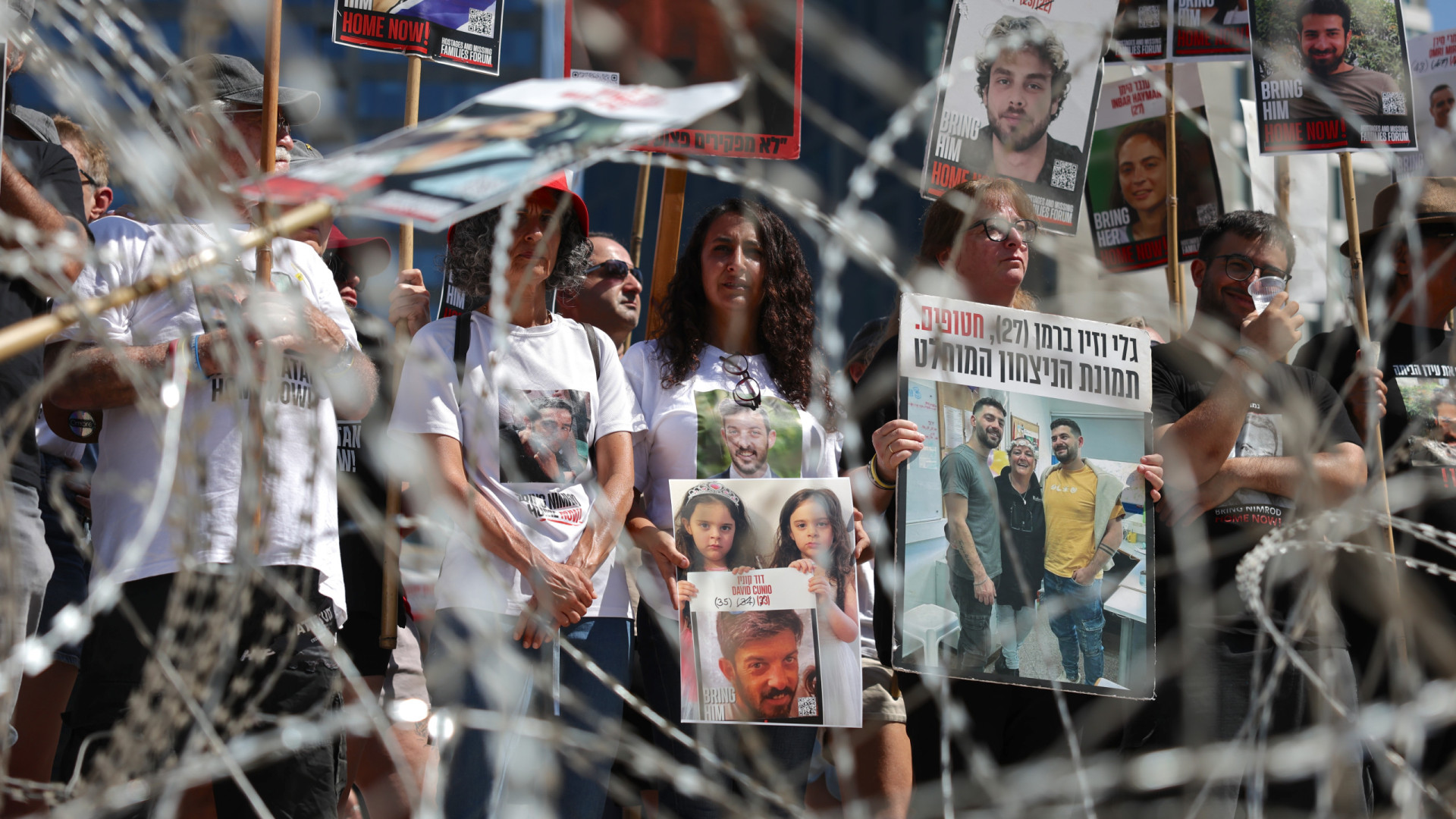 Familiares de reféns protestam em frente à casa do ministro da Defesa