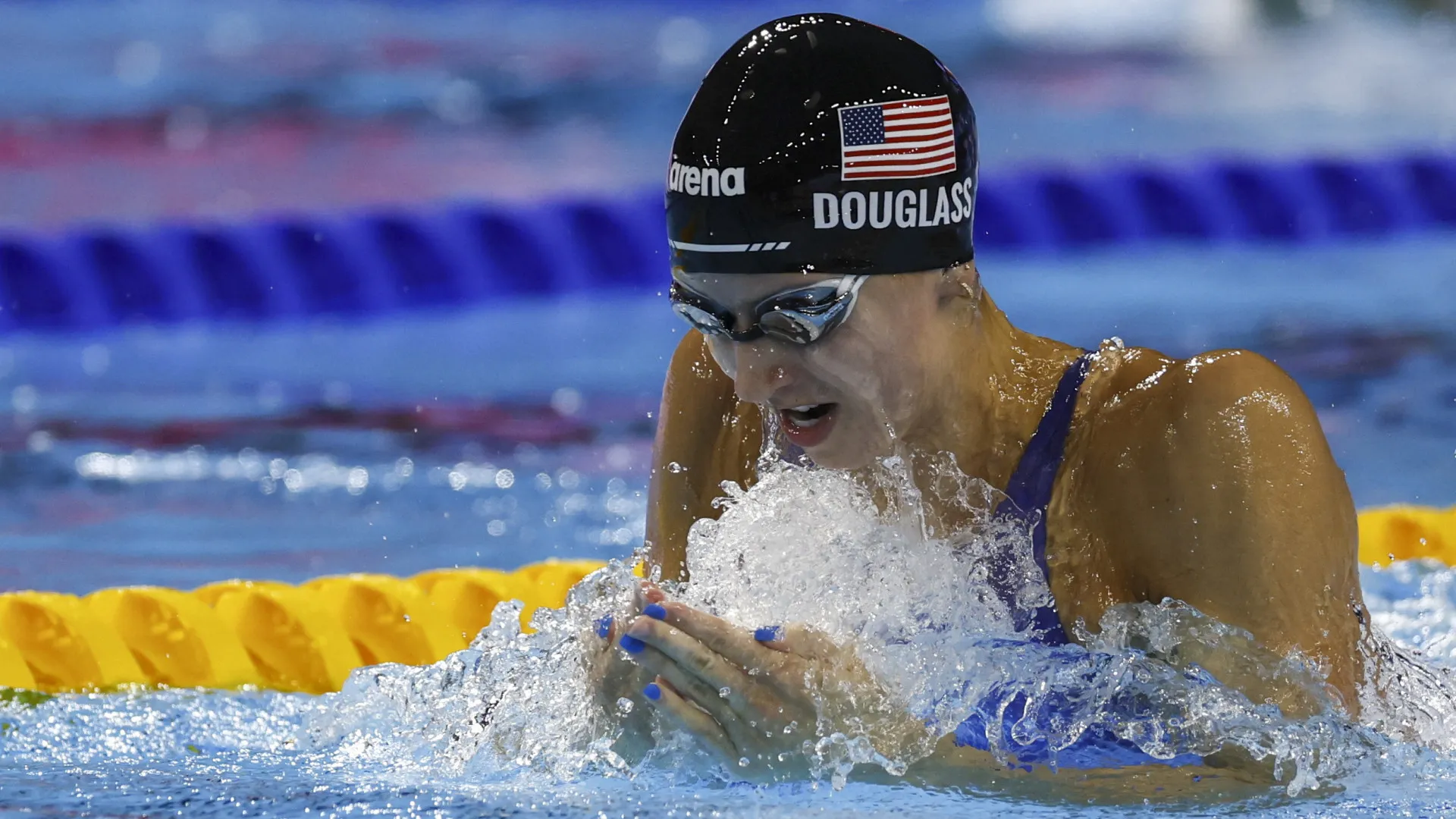 Kate Douglass e Kaylee McKeown batem recordes mundiais de piscina curta