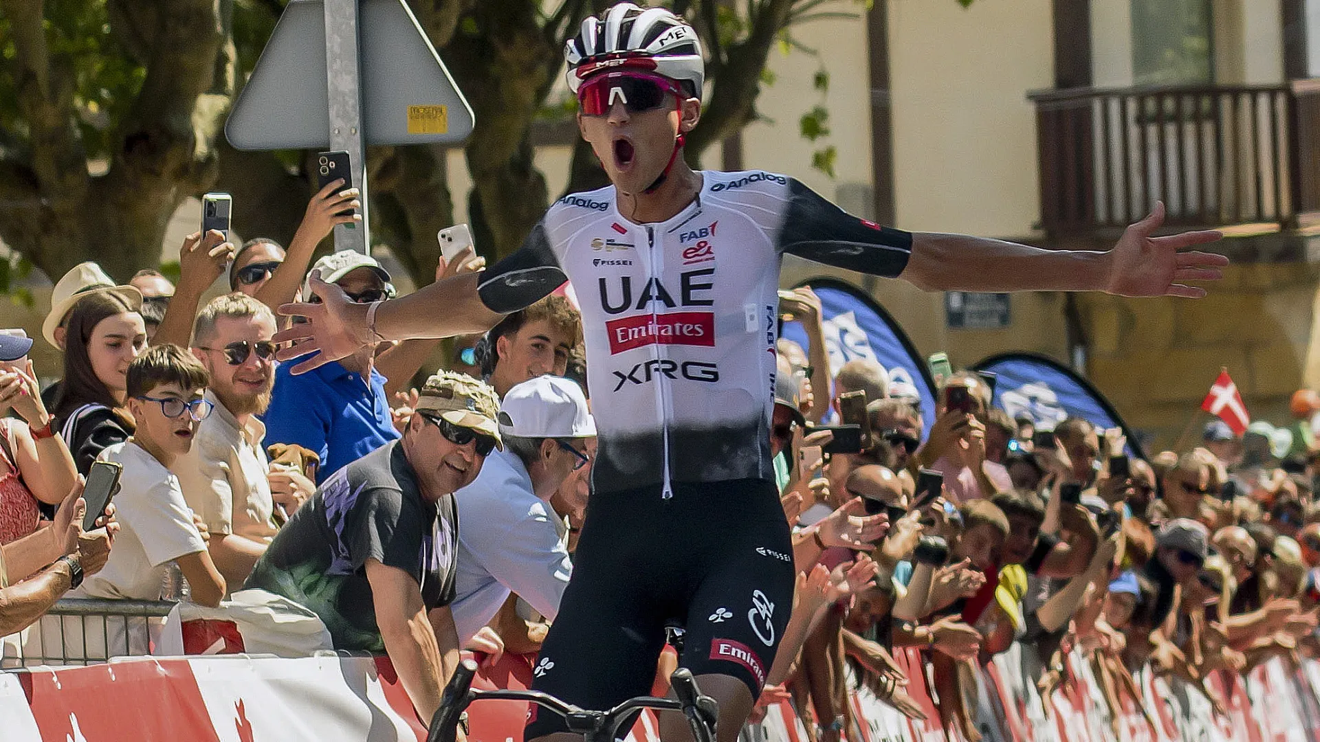 
                    Isaac del Toro soma 11.ª vitória da temporada no Giro della Toscana
                