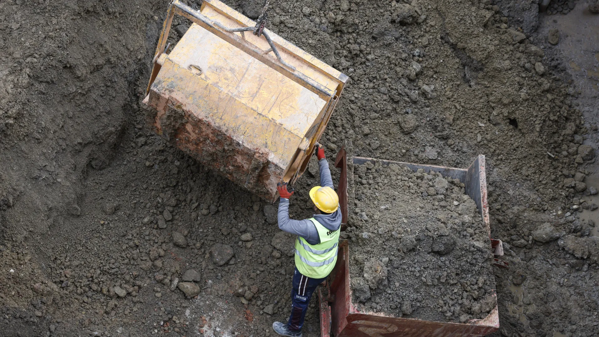 
                    Desemprego baixa para 5,9%. Número de desempregados recua para 329,1 mil
                