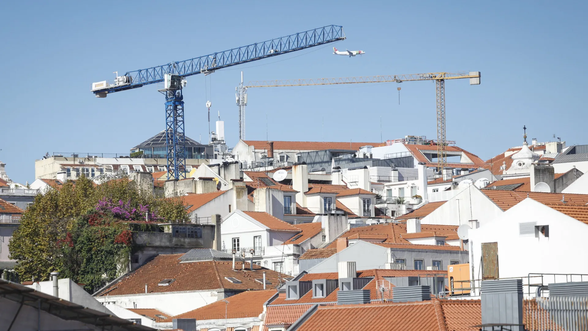 
                    Taxa Euribor desce a três, a seis e a 12 meses
                