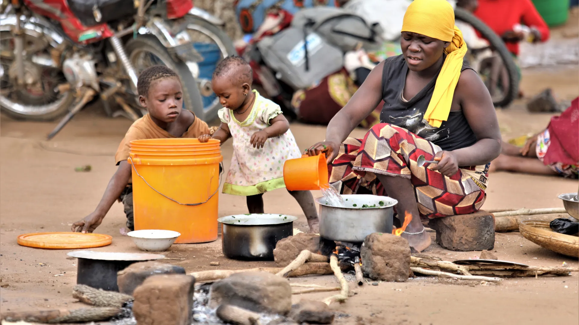 
                    Camponeses em fuga por receio de supostos terroristas em Cabo Delgado
                