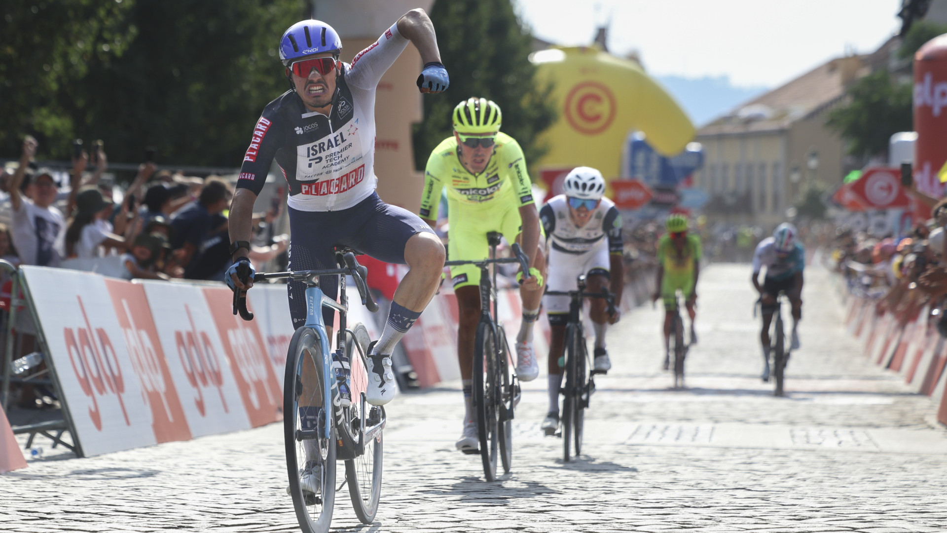 Pau Martí vence 2.ª etapa em Fafe e assume liderança da Volta a Portugal