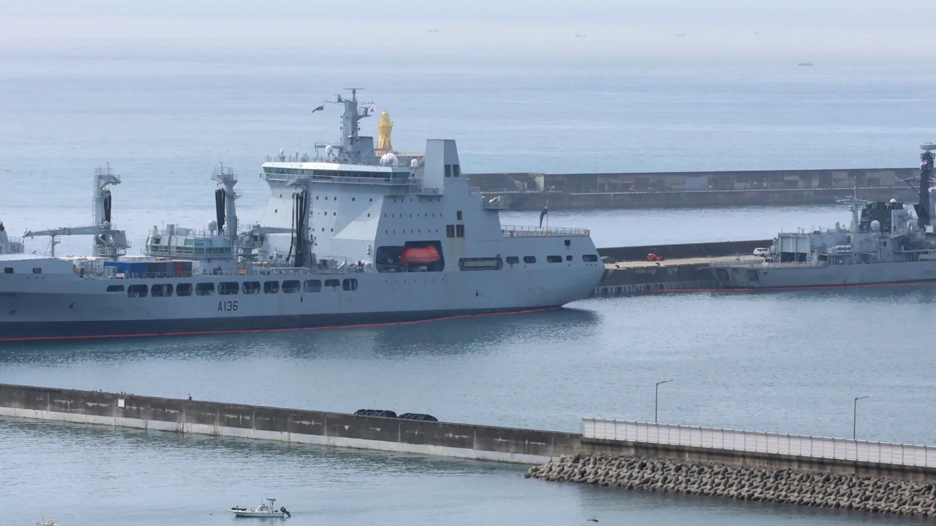 
                    China aumenta pressão após passagem de navios dos EUA e do Reino Unido
                