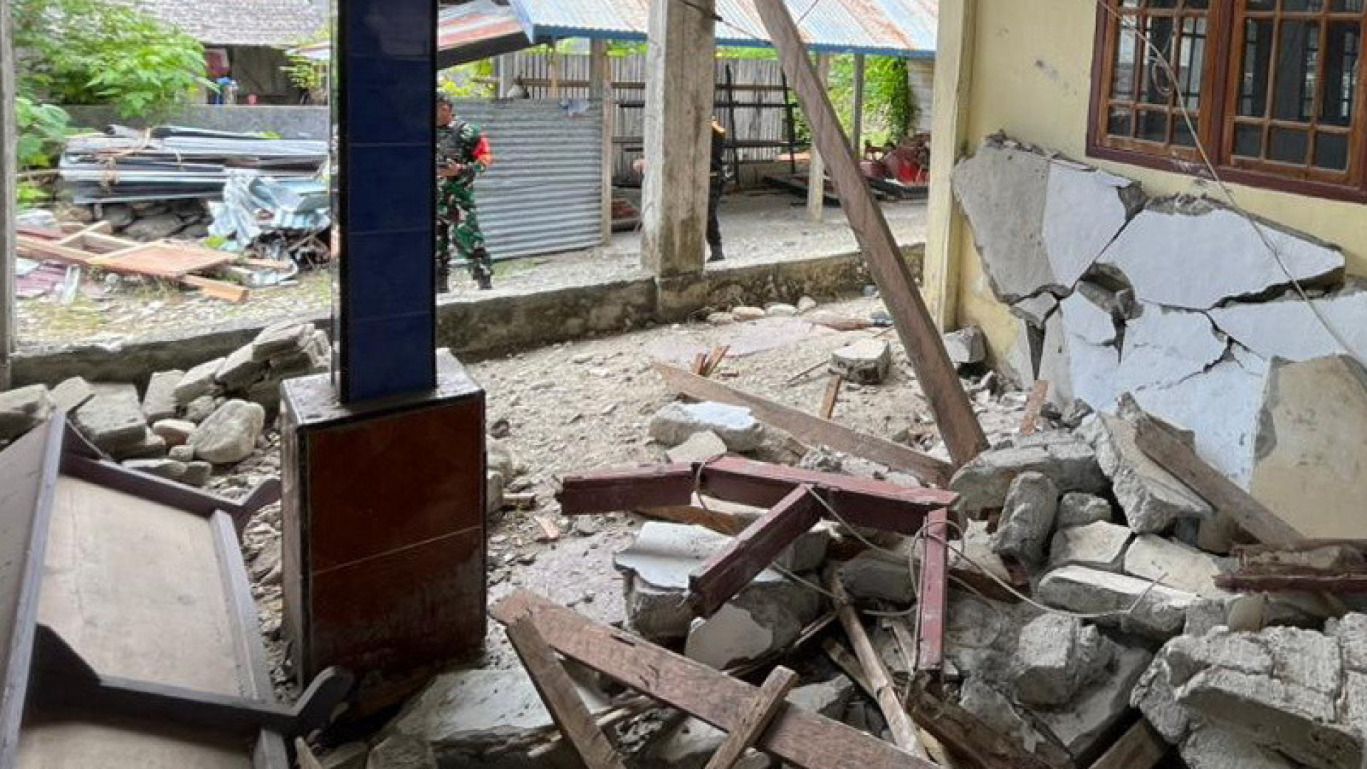 Um morto e 40 feridos no sismo de domingo na Indonésia