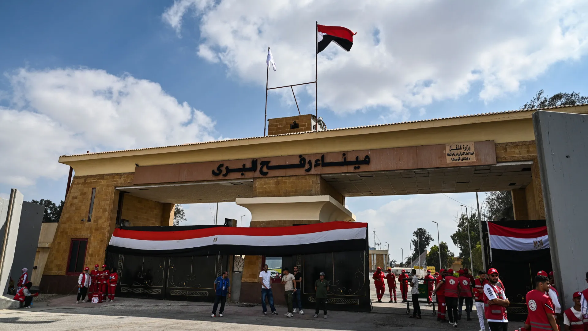 
                    Egito, Qatar e outros alarmados com abertura de Gaza apenas para saída
                