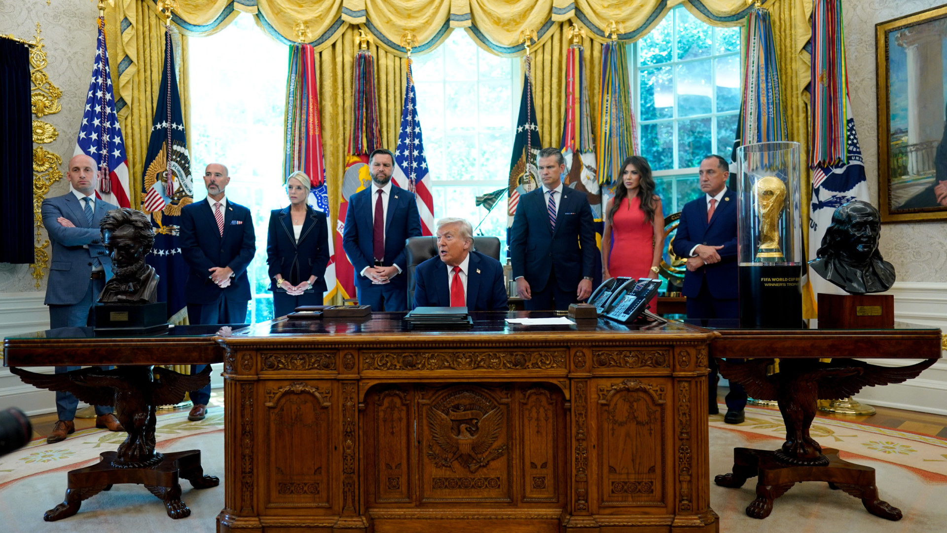 Trump ameaça China com taxas de 200% se Pequim não exportar mais ímanes