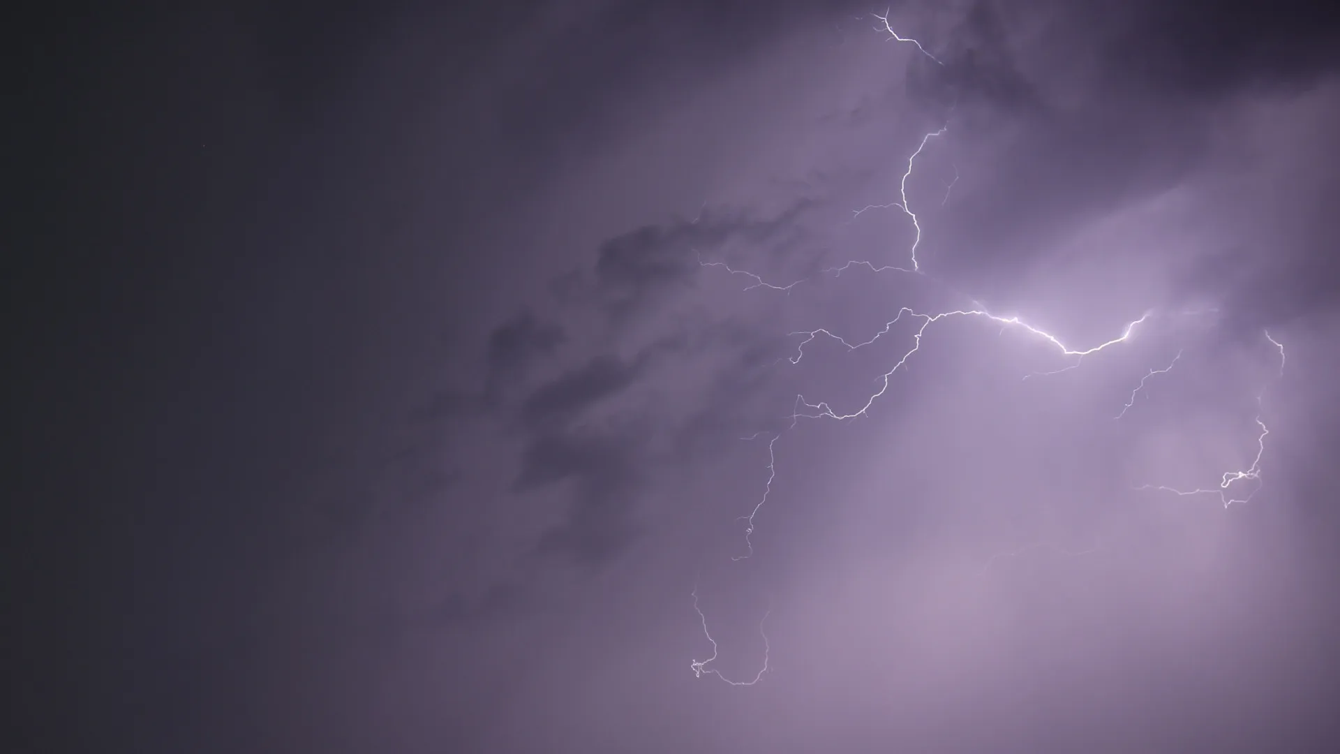 
                    Trovoada? Portugal continental regista mais de 23 mil raios em 12 horas
                