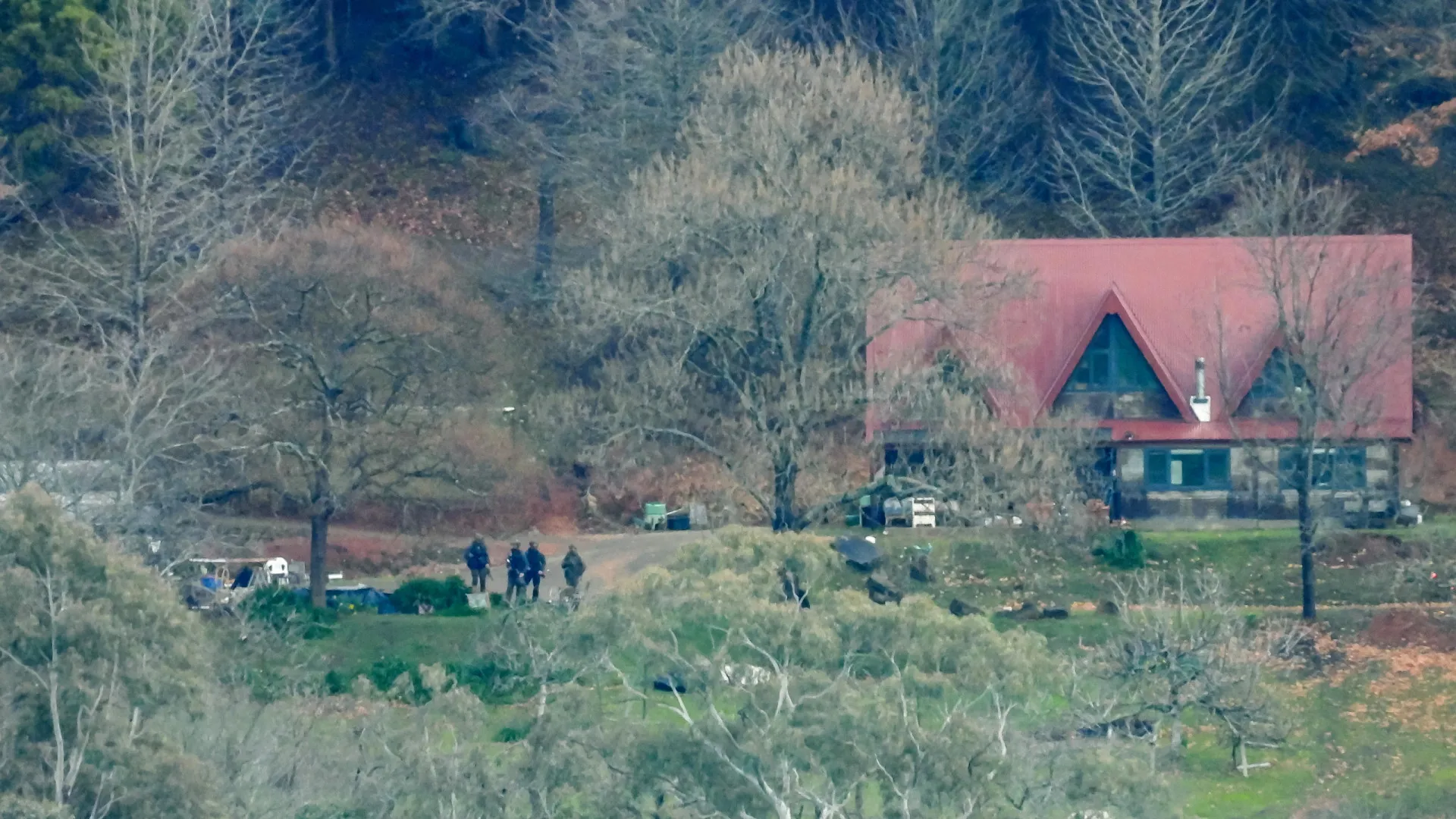 
                    Suspeito da morte de dois polícias abatido na Austrália após meses em fuga
                