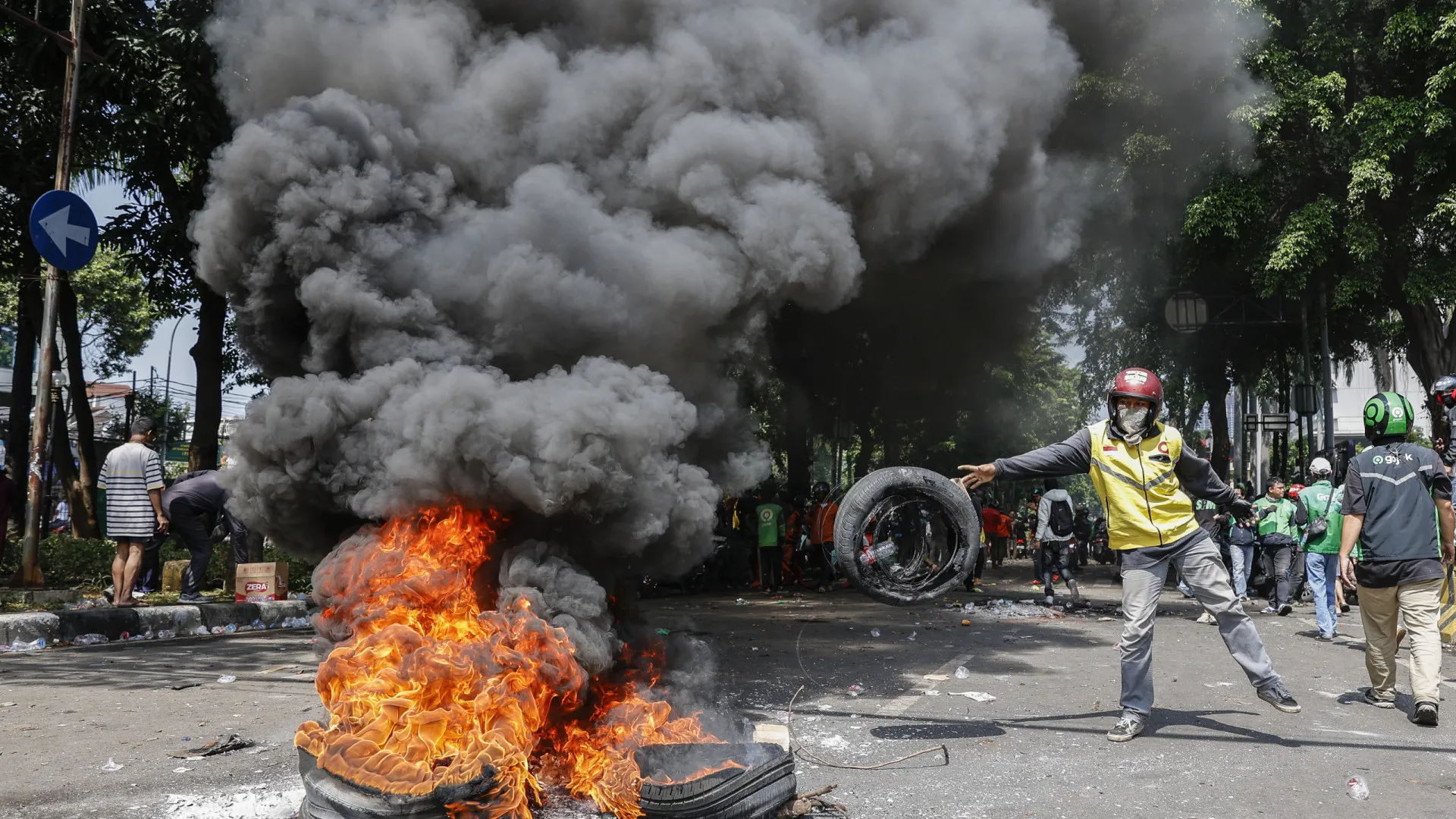 
                    Um manifestante morto e cerca de 600 detidos em protestos na Indonésia
                