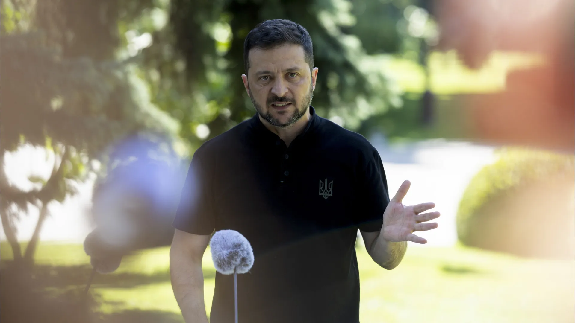 
                    Incêndios, ajuda e um convite. O que discutiram Zelensky e Montenegro?
                