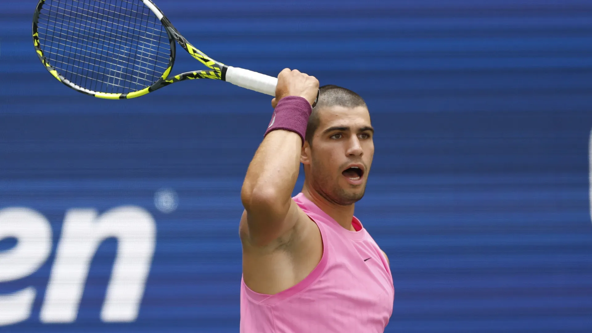 
                    Carlos Alcaraz supera Luciano Darderi rumo aos 'oitavos' do US Open
                