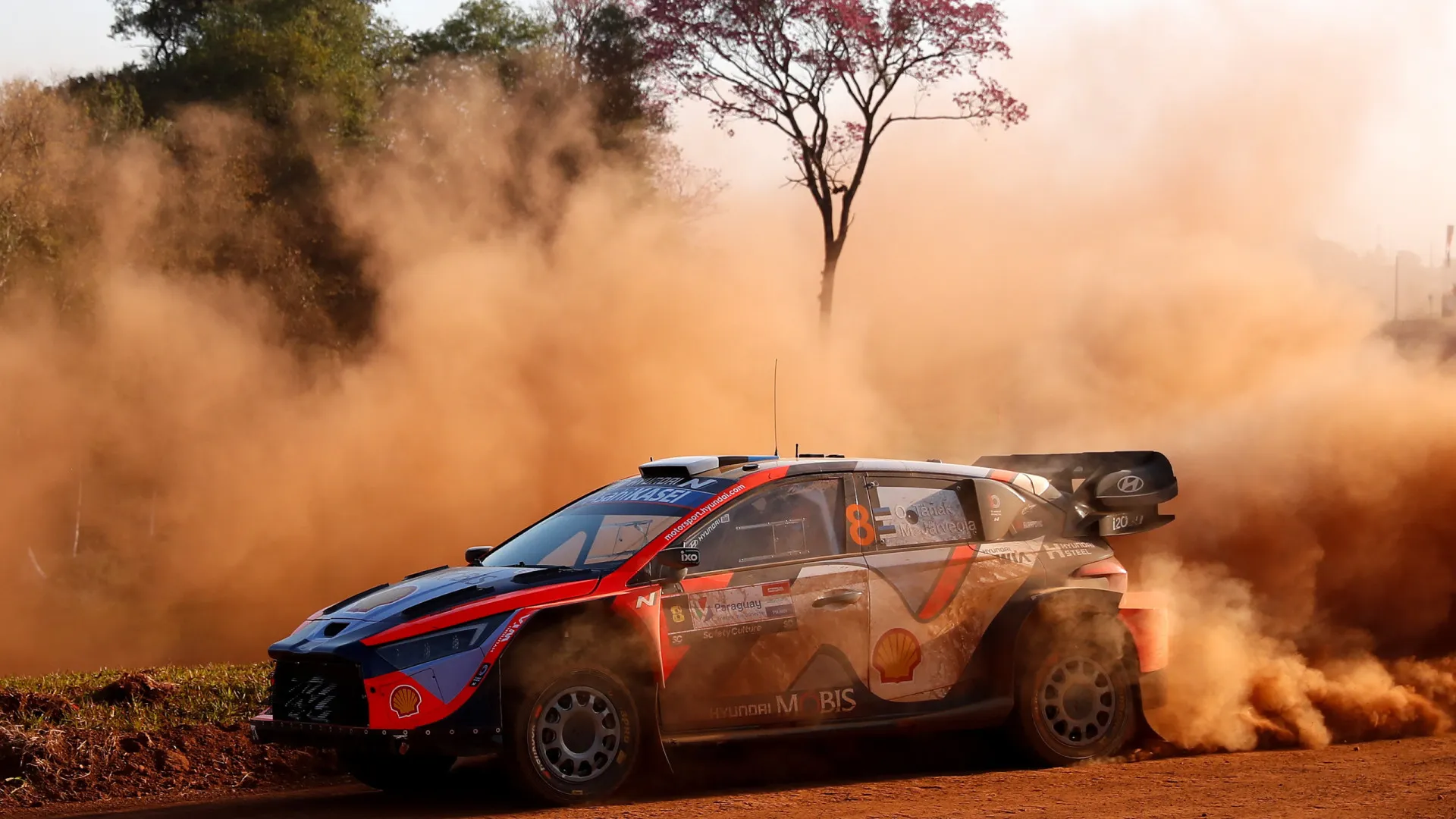 
                    Tanäk na frente do Rali da Arábia mas Ogier em vantagem na luta do título
                