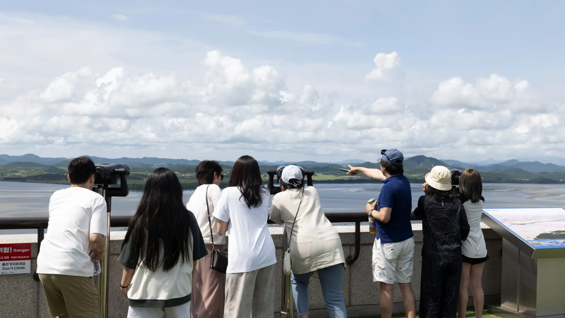 
                    Coreia do Sul suspende emissões de propaganda através para Pyongyang
                