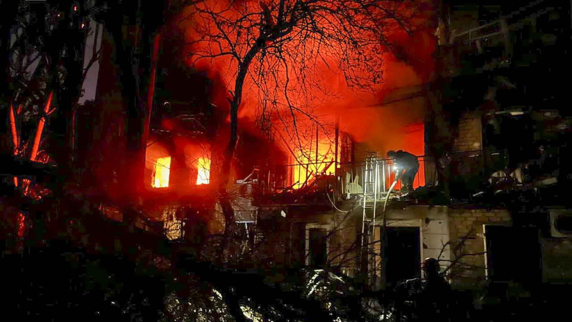 
                    Casal morre em bombardeamento russo contra habitação em Zaporíjia
                