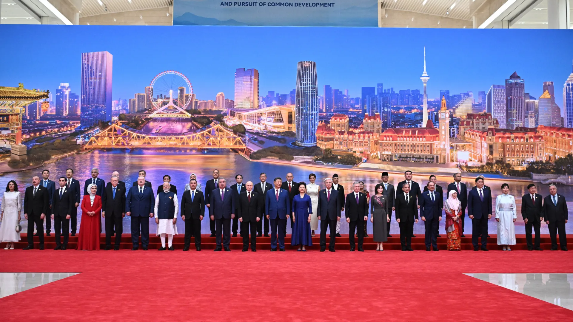 
                    Xi Jinping critica 