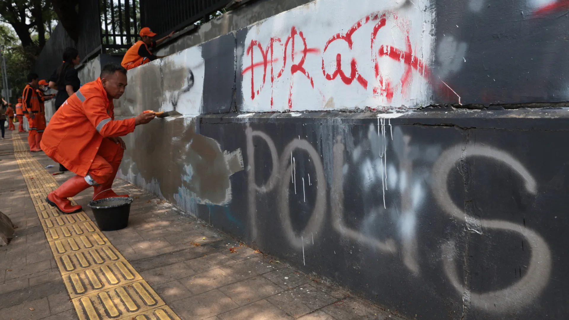 
                    Após protestos na Indonésia, pelo menos 20 pessoas estão desaparecidas
                