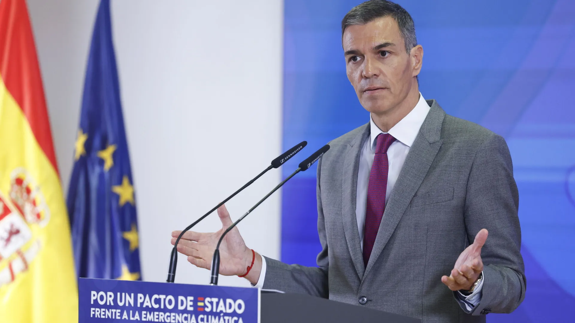 
                    Governo de Espanha quer assumir dívida das regiões mas maioria rejeita
                