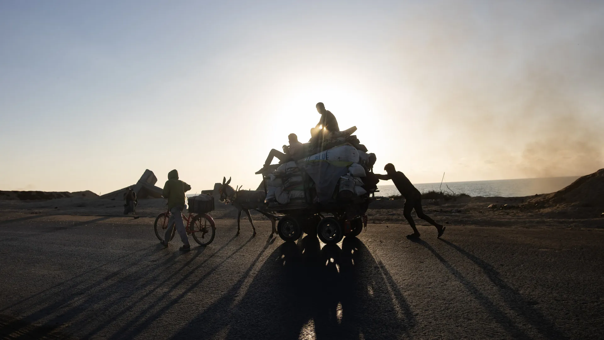 
                    Exército israelita afirma que mais de 250.000 habitantes saíram de Gaza
                