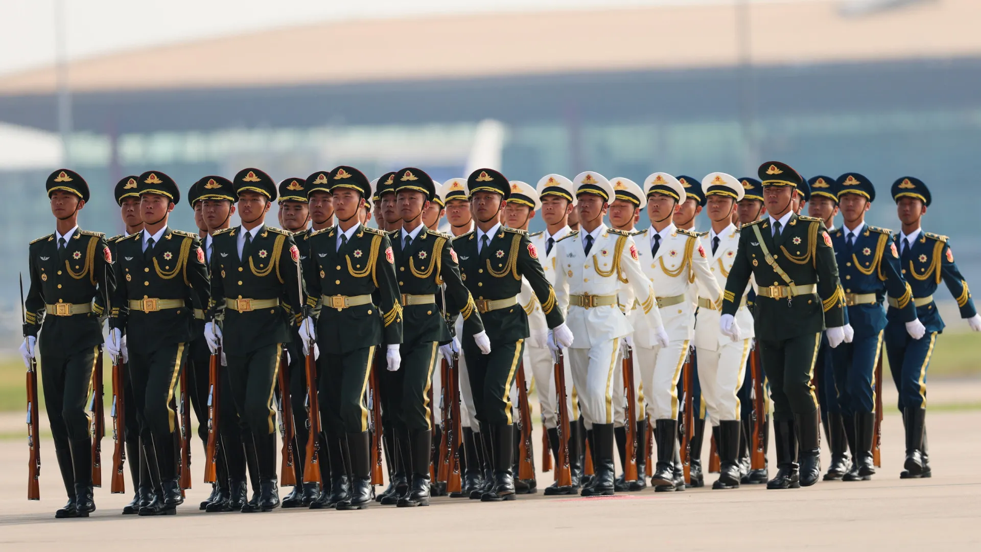 
                    De mísseis a caças. China exibe armamento em desfile militar
                