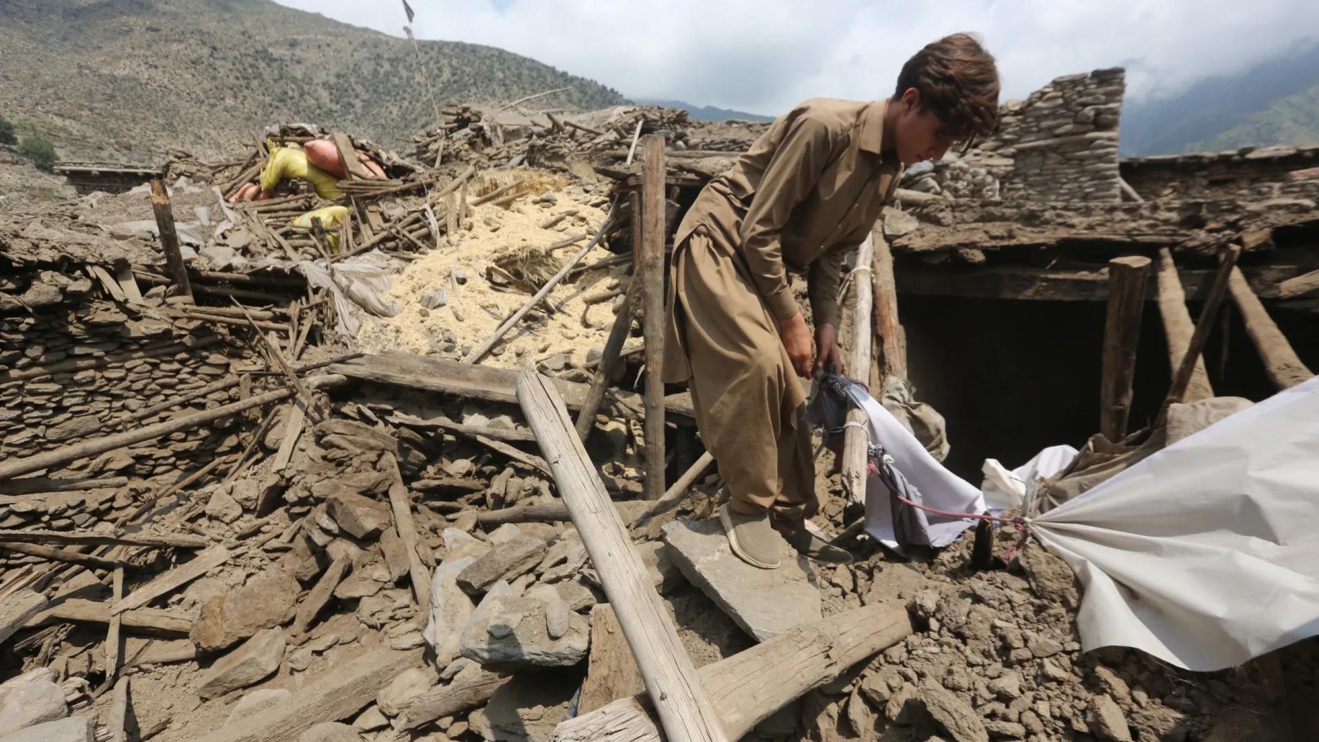 
                    Talibãs elevam para 2.200 número de mortos causados por sismo no Afeganistão
                