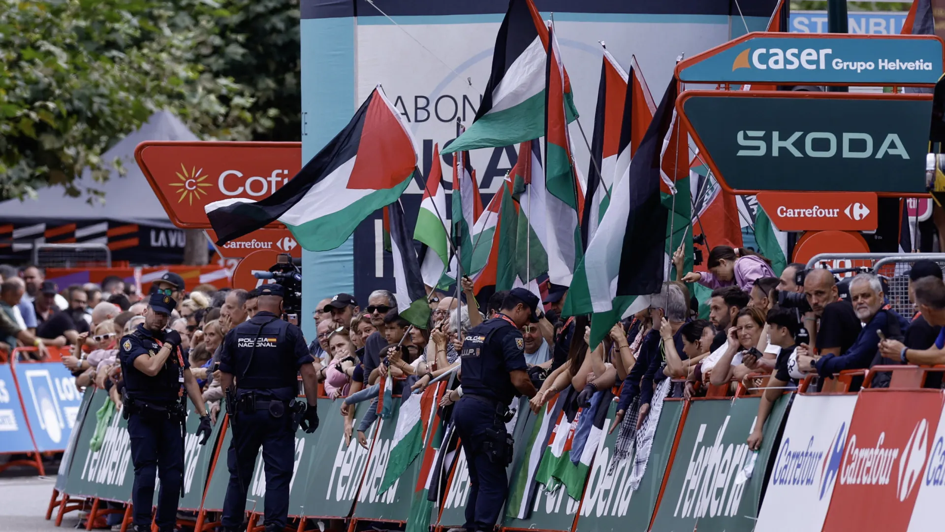 
                    Manifestações pró-Palestina prosseguem e Israel é retirado de equipamento
                
