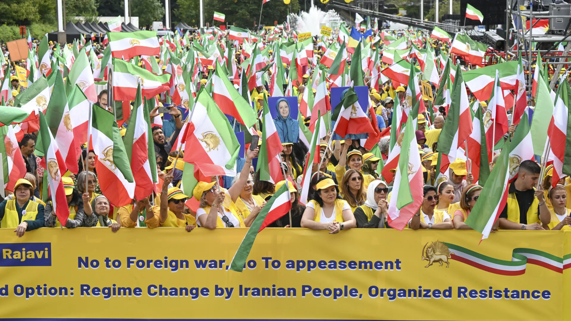 
                    Iranianos manifestam-se em Bruxelas por mudança de regime no Irão
                