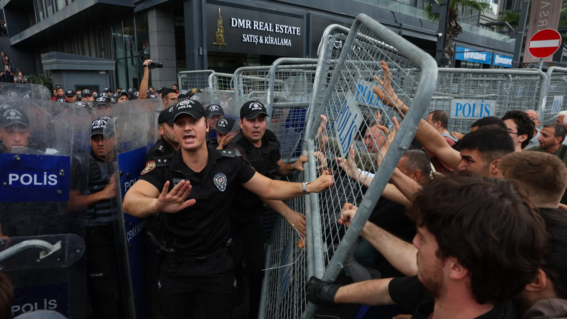 
                    Polícia turca dispersa protesto em frente à sede da oposição em Istambul
                