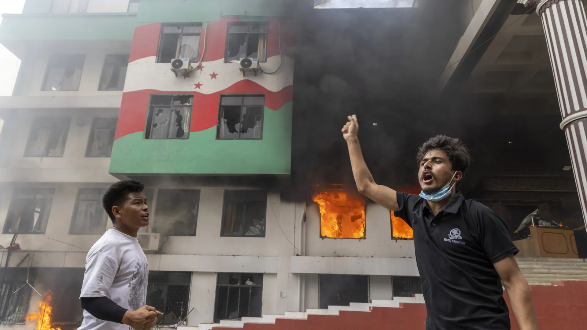 Manifestantes incendeiam Parlamento do Nepal