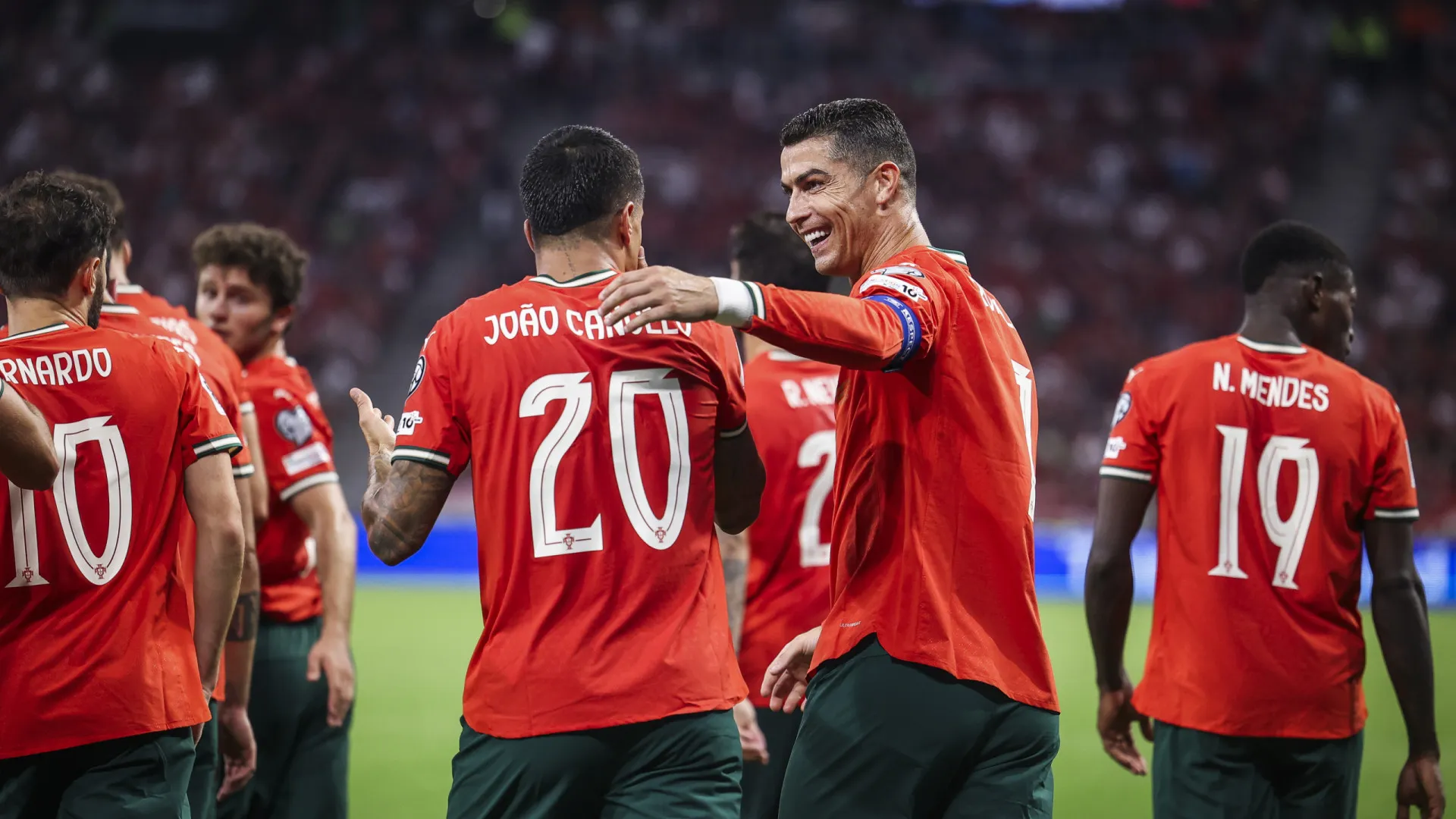 
                    Portugal sobe ao 5.º lugar do ranking da FIFA. Espanha na liderança
                
