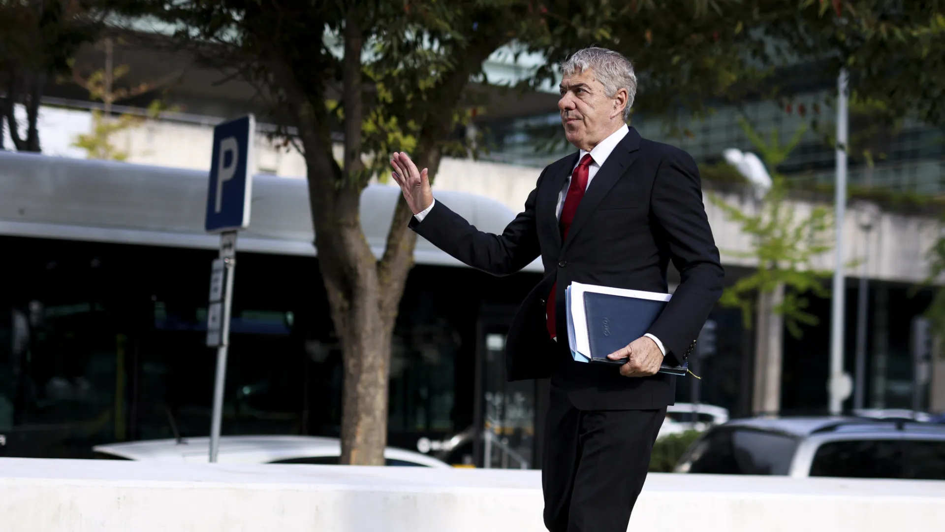 
                    José Sócrates com dois advogados oficiosos nomeados em separado
                