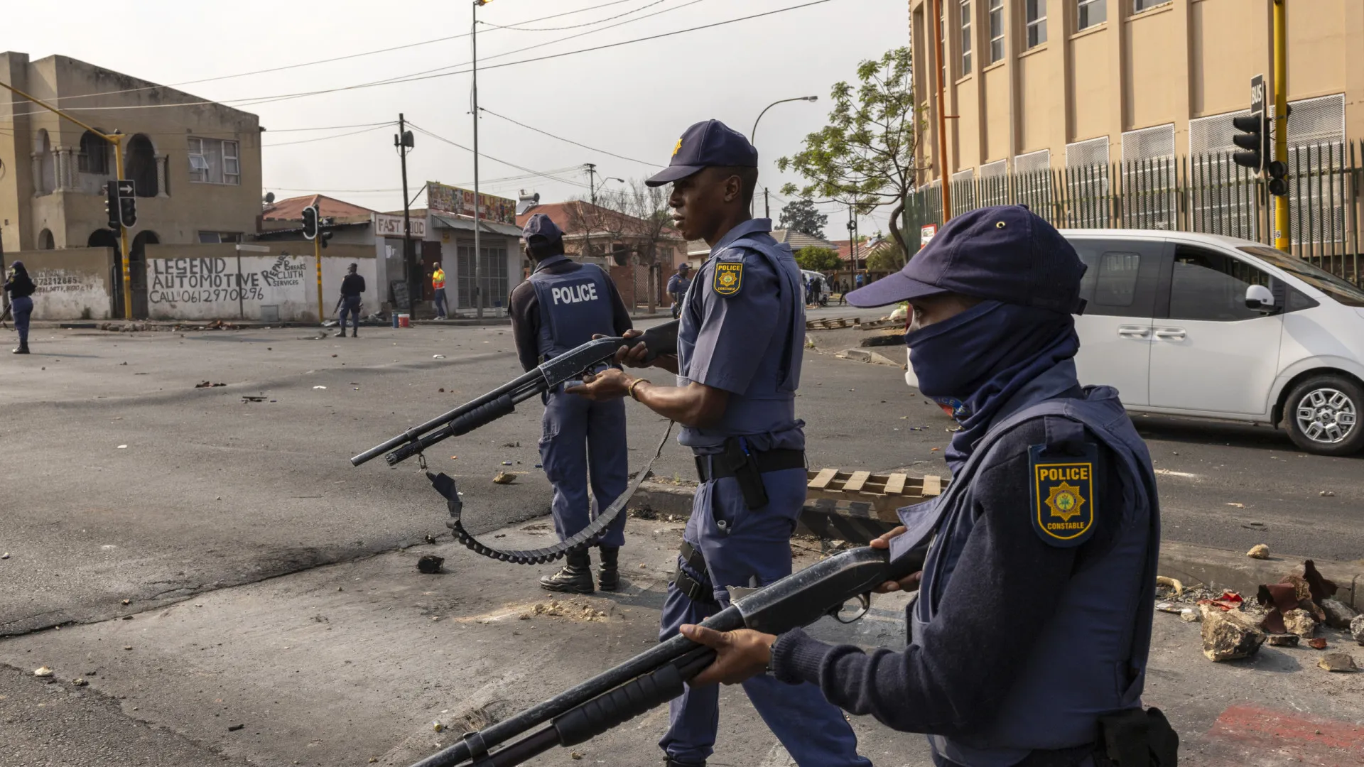 
                    Polícia sul-africana detém 11 suspeitos de tiroteio que matou 10 pessoas
                