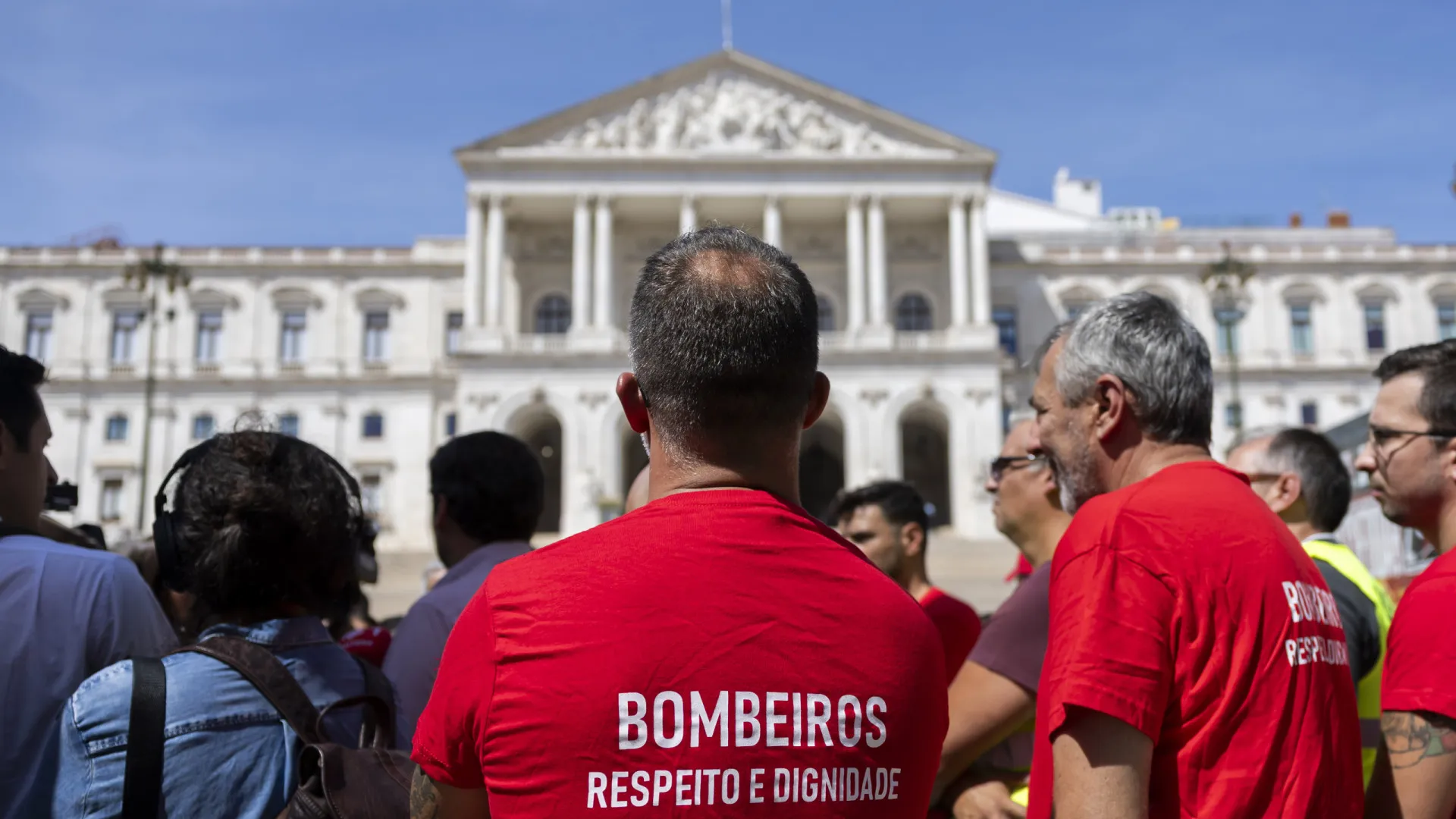 
                    Grupo de bombeiros reúne-se em vigília até segunda-feira em frente à AR
                