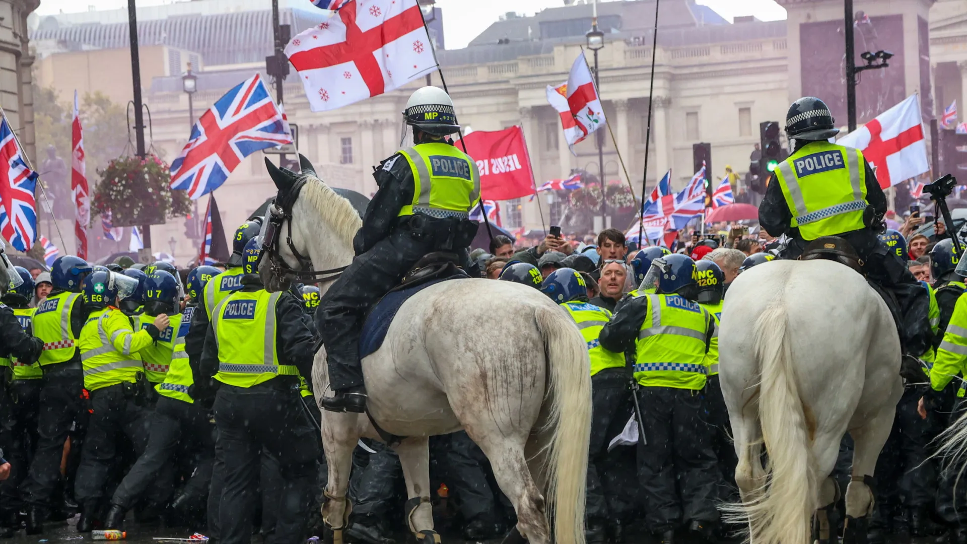 
                    Nove pessoas detidas por agressões à polícia em manifestação em Londres
                