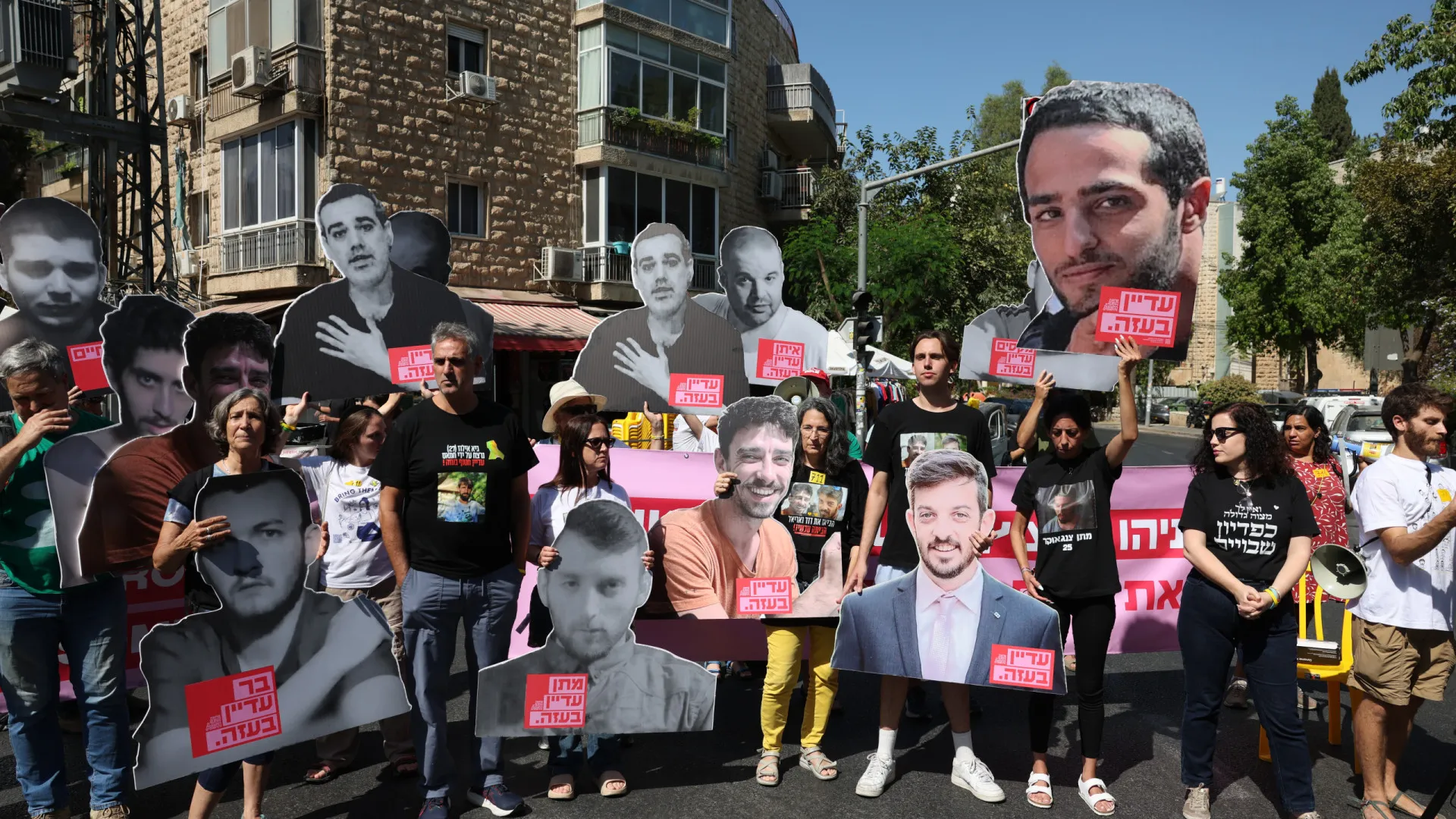 
                    Milhares voltam a protestar junto da residência de Netanyahu
                