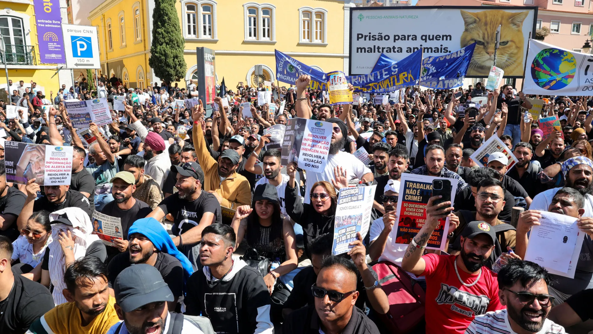 
                    Sem título de residência mas vários anos de trabalho, imigrantes pedem direitos
                