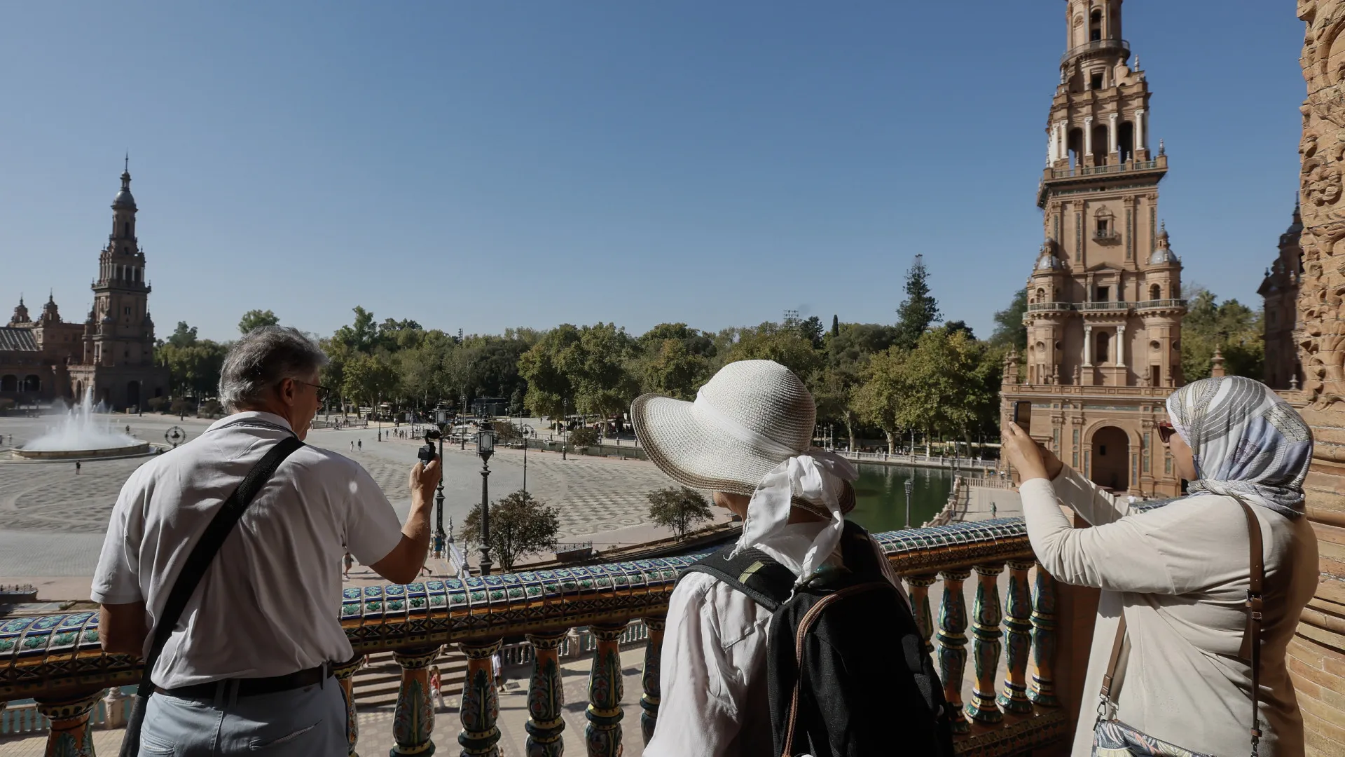 
                    Espanha regista recorde de turistas em 2025. Foram 97 milhões 
                